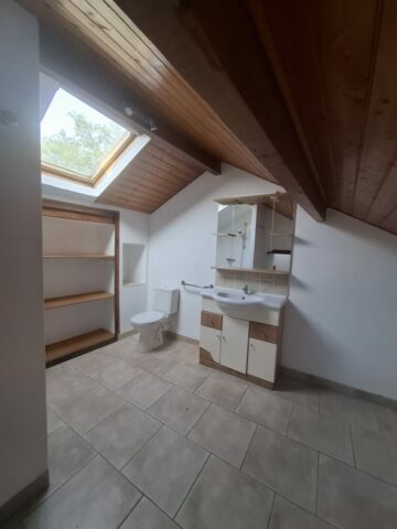 Salle de bain lavabo et WC Chambre2